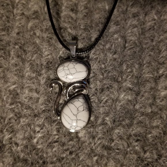 NWOT, white howlite gemstone cat pendant, silver plate on black cord, artisan - Picture 4 of 4